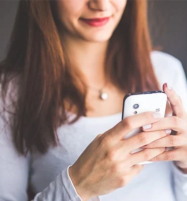Femme naviguant sur son smartphone