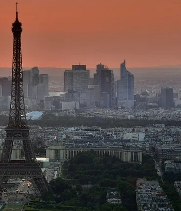 visuel-paris La ville lumière, vue aérienne avec la Tour-Eiffel, le Trocadéro et la Défense