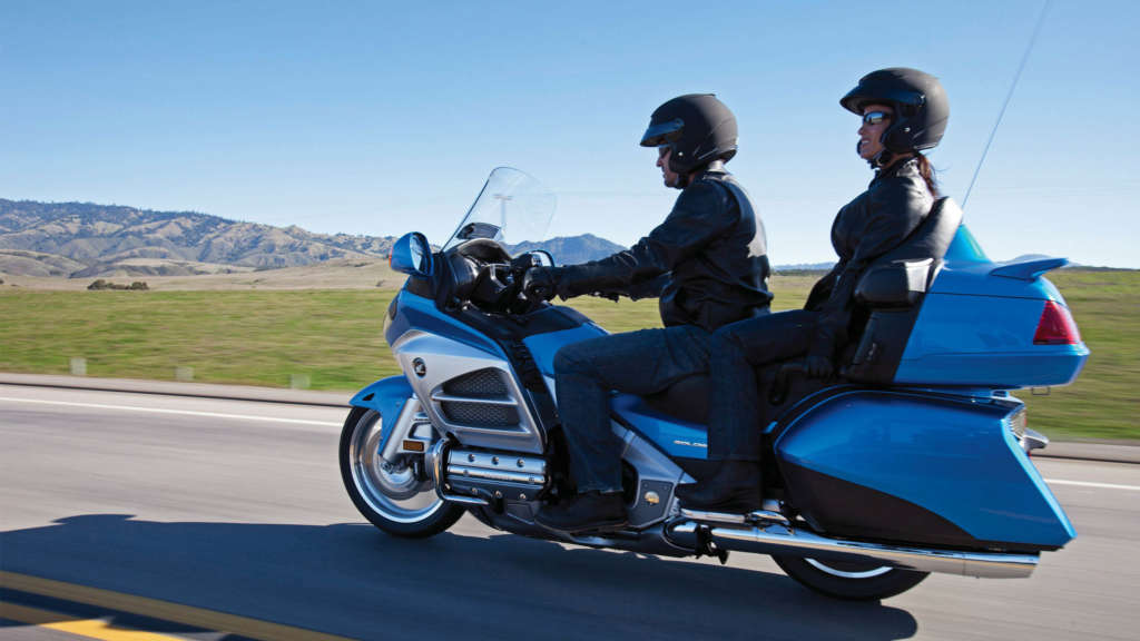 Taxi moto avec pilote et passagère