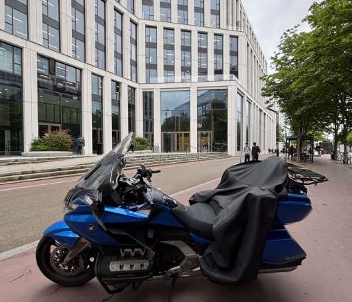 IMG_WPP_Levallois_perret taxi moto Honda Goldwing en attente de son client à Levallois-Perrêt