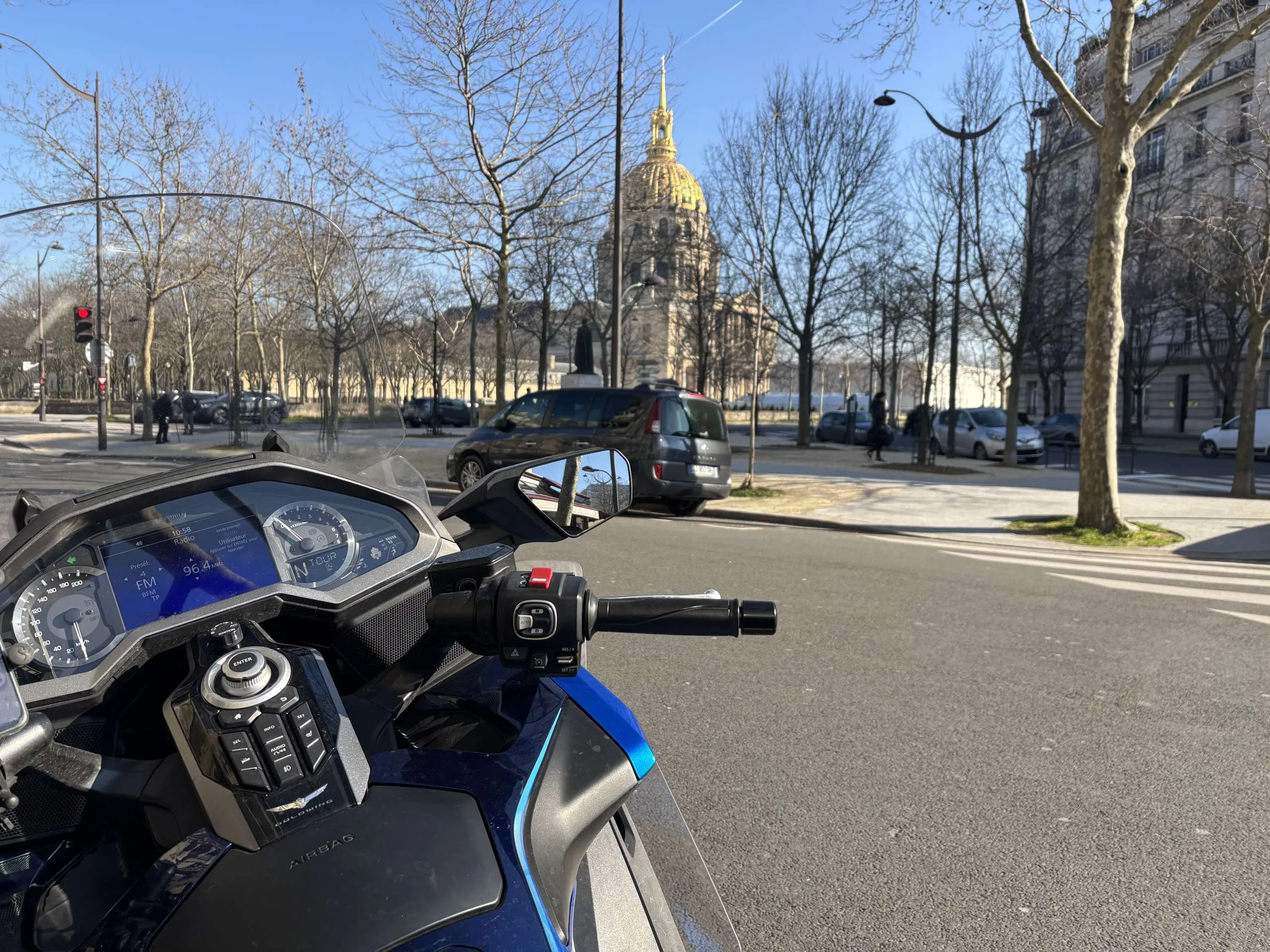 IMG_taxi_moto_Paris Taxi moto Goldwing stationnée à Paris devant le dôme des Invalides