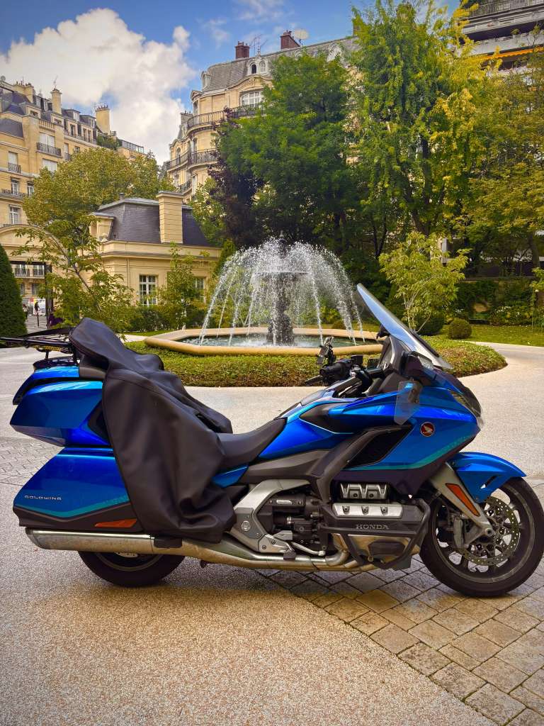 Taxi moto bleu dans le 16° arrondissement de Paris