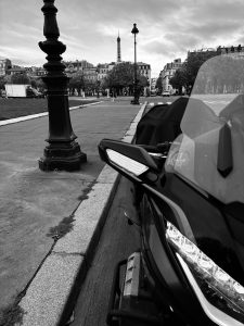 Taxi moto dans Paris rue Saint Dominique à proximité de l'hôtel des Invalides