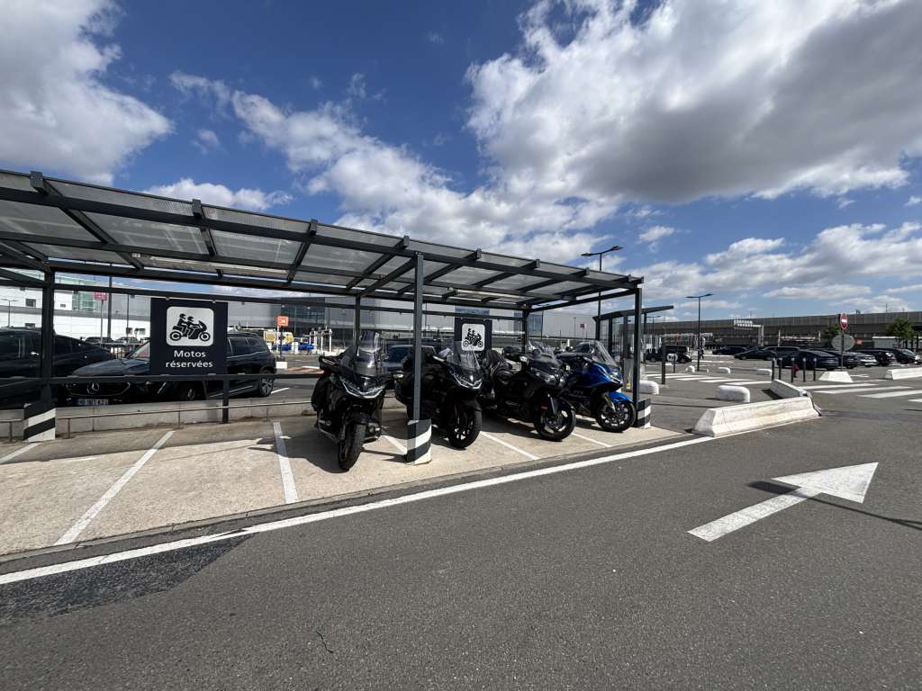 Taxis motos sur le parking Pro à l'aéroport